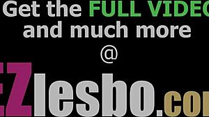 בלונדינית נזירה תמימה מתחננת לזקן לסליחה עם ליקינג כוס