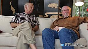 हॉर्नी ग्रैंडपास डोमिनेट हॉट टीन 18+ को डीप थ्रोट ऐक्शन से