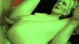 Blondinka babica trdo jebana in napolnjena z spermo!