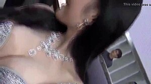 偷窥低胸片段捕捉公共场所偷偷瞥见，无人注意