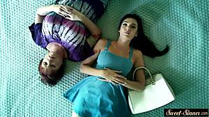 Wow! Krásná 18+ děvka tvrdě v psí poloze ve divoké čtyřce s velkými kozy!