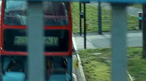 顽皮饥渴英国人裸体脱衣在公共街道中间尿尿