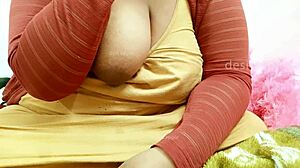 i cant stop staring at my indian desi aunty's big tits