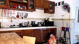 주부가 팬티스타킹 벗으며 주방에서 싸, 알몸 메이드가 봐