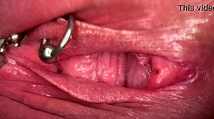 मेरी पियर्स्ड क्लिट और वेट चूत पर रियली क्लोज अप, जब तक मैं अंदर पेशाब नहीं करती