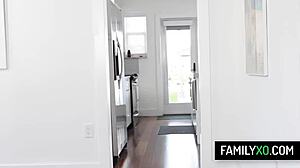 Wow! Veľké cicí nevlastná teta Addie Andrews túži po synovcovom kokote