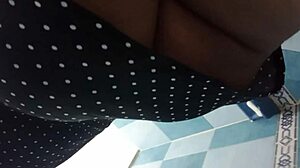 Cazzo! Spiare la mia tia messicana formosa sotto la doccia, trovato questo video caldo sul suo telefono!