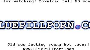 Yo, Dolly Little 18+ szopja az öregember farkát, miközben tele van játékokkal