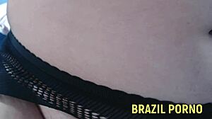 عاهرة ترش بعنف من متعة شديدة أثناء القذف