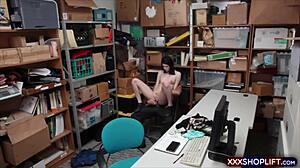 Mignonne ado voleuse à l'étalage 18+ baisée en punition