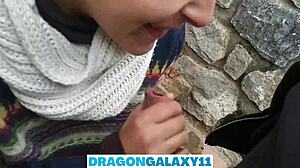 Venkovní orální v parku u sousedů, ukazuje prsa, POV holka přirozené prsa