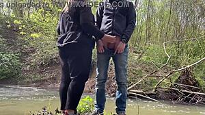 セクシーなデブ見知らぬ女がレイクサイドで俺のチンポをシゴくわー！