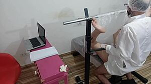 ねえ、私のきつい18+マンコを見せびらかしたよ、伸ばしたい？