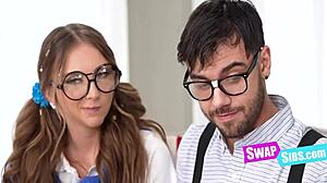 Truende nørd bytter stedsøstre for vild spændingsudladning?