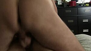 Képzeld el Cody Valentine-t vad csoportos baszásban szőrös apákkal, akik köpködnek és dugnak