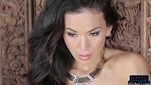 Hé, látni akarod a szűk ausztrál MILF Emy Richardsont meztelenül vetkőzni?