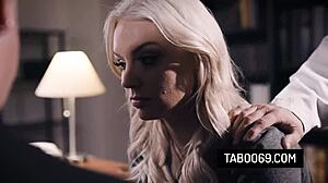 زوجة بلوند كنزي تايلور تُكتشف من قبل زوجها وهي تُحفر من قبل طبيب في المستشفى