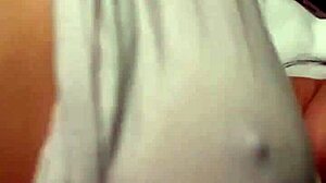 Tetona le rebotan mientras se lo meten en conce