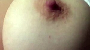 Tetona le rebotan mientras se lo meten en conce