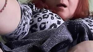 Не могу да престанем да додирujem своју гладну пићку овим шкрлатним ноктима сваке ноћи.