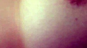 Tetona le rebotan mientras se lo meten en conce