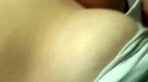 Tetona le rebotan mientras se lo meten en conce