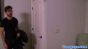 Dans cette histoire, l'ours bara musclé suce une bite avant l'éjaculation