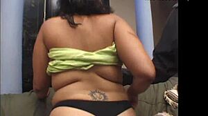 Ich kann nicht genug von dieser Milf bei harter Doppelpenetration in Gruppenfick bekommen.