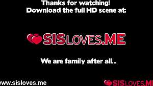 אח חורג דופק את הכוס הרטובה הצרה של ג'ייד אמבר בסגנון כלב על המיטה.