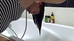 Leskelődő elkaphatja meztelen Regina Noir-t hajmosás közben a zuhany alatt