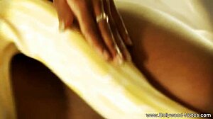 girl from the eastern city, a mature brunette amateur, explores solo indian life