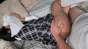 Mann, ich ficke die Klassenkameradin meines Hijastros zu Hause, vielleicht hab ich sie geschwängert!