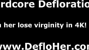 美しいブロンド処女マシュカ・シンガーがソロプレイで体を探検