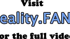 Geweldige babe vingers anaal en deepthroats harde lul in reality scene