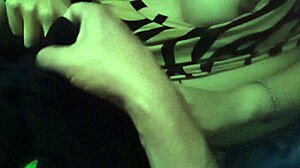 Despierto a mi prima y me la cojo bien duro