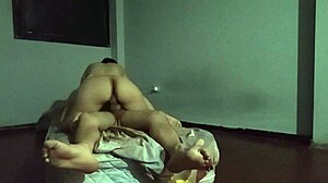 Despierto a mi prima y me la cojo bien duro