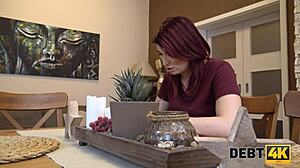 שיט, ג'ינג'ית בהריון פורשת רגליים לגובה כסף