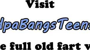 Cuki 18+ tini időt tölt nagyapóval