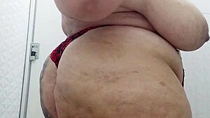 BBW मैरी झुआना मॉल बाथरूम में टाइट गंद में बटप्लग स्लिप करती है