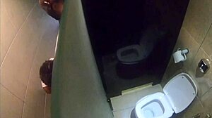 Sorayyaa, Leo Ogro, Casal Sapeca RJ, and Tom Ogrinho have fun in the bathroom