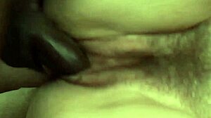 Wow, sjekk denne hårete modne husmoren som blir hamret av gigantisk svart kuk