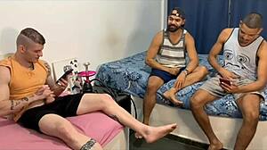 Chamei dois amigos pra fumar um narguilé acabou em punheta e oral