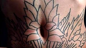 ホットなトラニー、タトゥー付きでバックステージで潮吹きウェブカム