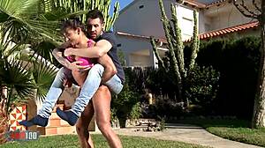 Karyn la milf musclée montre sa force en extérieur