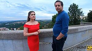 Teen brunetka sebere na hotovost v českých ulicích. Lovec koupí její kundičku na divokou akci.