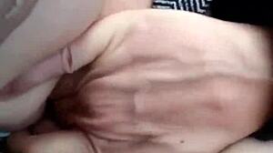 Снимаю трусики в машине, трогаю себя на улице на виду у всех!