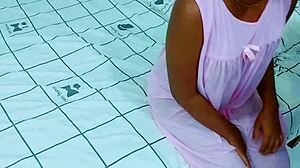 Mostohafiú kihagyja a gumit, creampie-zik izgatott anyát szűk punával házi klipben