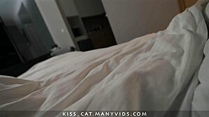 Üvey Oğul Üvey Anneyi Otel Odasında Yan Taraftan Sikiyor