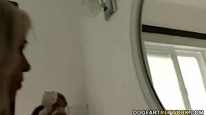 Busige blonde Cougar in Strümpfen von BBC gedehnt. Ihre Muschi nimmt alles!