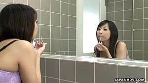 ดูสาวเอเชียเปลือยนวดตัวเองด้วยนิ้วยาว